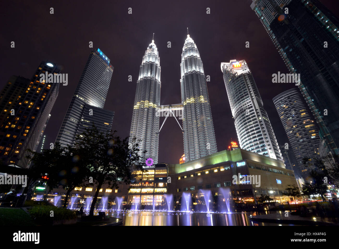 Kuala Lumpur, Malaysia. 25. März 2017. Die Petronas Towers sind in Kuala Lumpur, Malaysia, am 25. März 2017 Earth Hour gesehen. Bildnachweis: Chong Voon Chung/Xinhua/Alamy Live-Nachrichten Stockfoto