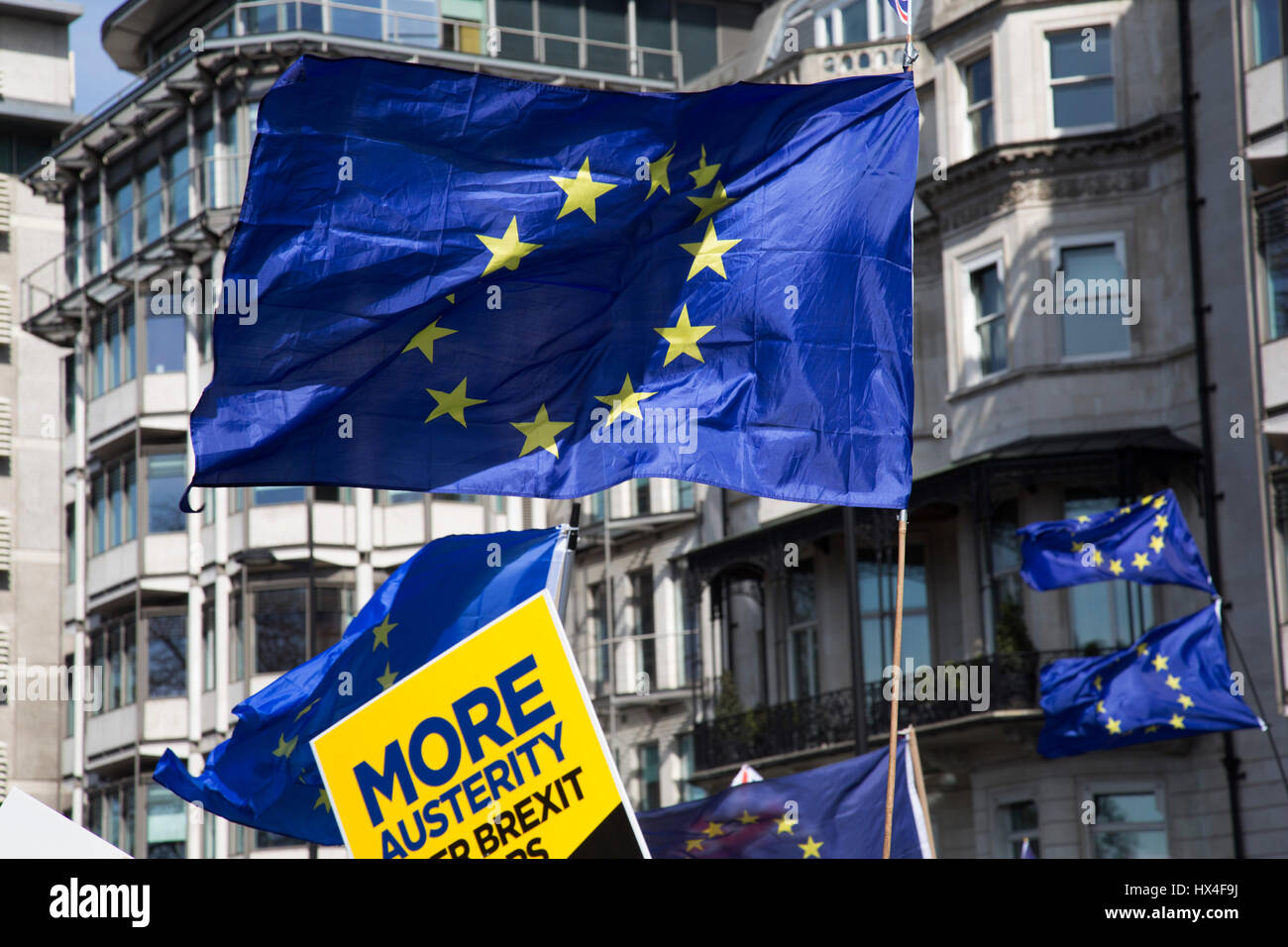 London, UK. 25. März 2017. Tausende Menschen protestieren in der Unite für Europa März im Parlament gegen Brexit Demonstration am 25. März 2017 in London, Vereinigtes Königreich. März in der Hauptstadt vereint Demonstranten aus allen Teilen des Landes, wütend auf die Tatsache, dass Art. 50 aufgerufen wird und die 48 Prozent der britischen Wähler hören, die gegen Brexit geäußert. Seit die Abstimmung bekannt gegeben wurde, gab es Demonstrationen, Proteste und endlosen politischen Kommentar in allen Formen der Medien. Bildnachweis: Michael Kemp/Alamy Live-Nachrichten Stockfoto