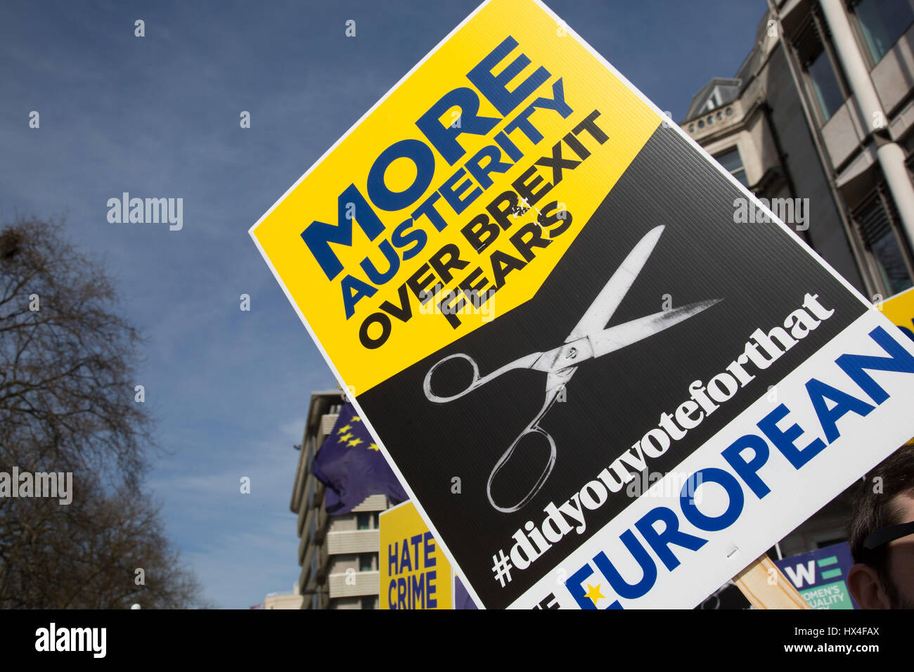 London, UK. 25. März 2017. Tausende Menschen protestieren in der Unite für Europa März im Parlament gegen Brexit Demonstration am 25. März 2017 in London, Vereinigtes Königreich. März in der Hauptstadt vereint Demonstranten aus allen Teilen des Landes, wütend auf die Tatsache, dass Art. 50 aufgerufen wird und die 48 Prozent der britischen Wähler hören, die gegen Brexit geäußert. Seit die Abstimmung bekannt gegeben wurde, gab es Demonstrationen, Proteste und endlosen politischen Kommentar in allen Formen der Medien. Bildnachweis: Michael Kemp/Alamy Live-Nachrichten Stockfoto