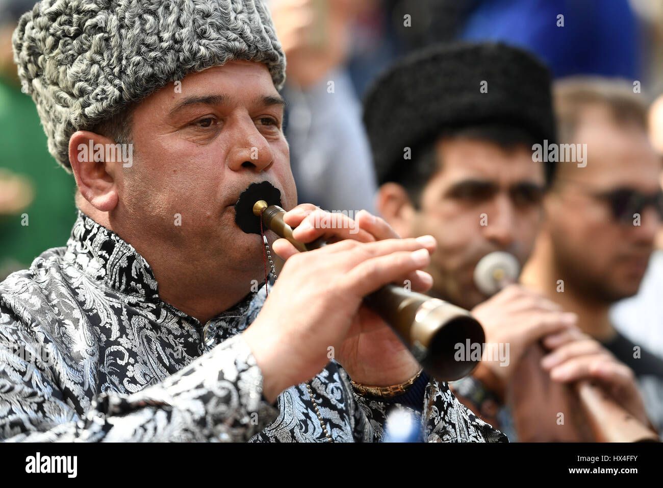 Baku, Aserbaidschan. 25. März 2017. Musiker spielen während einer Newroz Feier in Baku, Aserbaidschan, 25. März 2017. Newroz feiert den Beginn eines neuen Jahres und des Frühlings. Foto: Marius Becker/Dpa/Alamy Live News Stockfoto