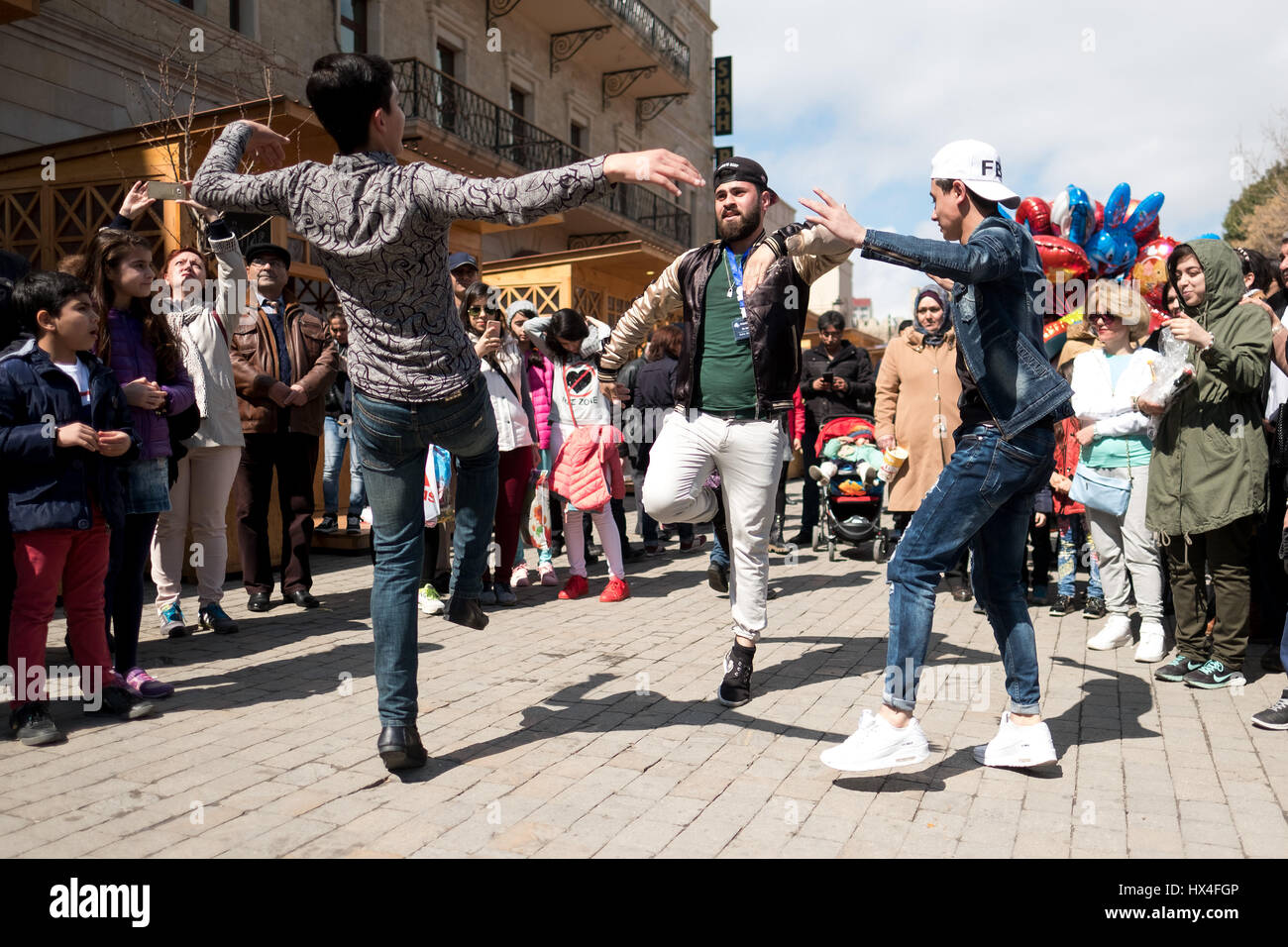 Baku, Aserbaidschan. 25. März 2017. Männer tanzen während einer Newroz Feier in Baku, Aserbaidschan, 25. März 2017. Newroz feiert den Beginn eines neuen Jahres und des Frühlings. Foto: Marius Becker/Dpa/Alamy Live News Stockfoto