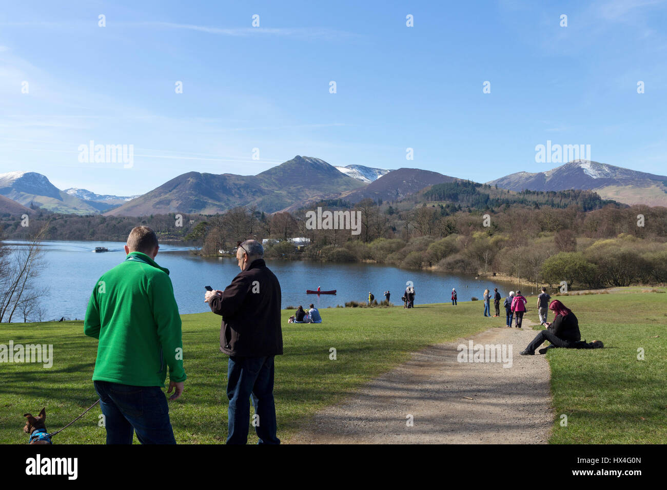 Keswick Lake District Cumbria Uk Samstag 25 Marz Grossbritannien Wetter Menschen Geniessen Die Warme Fruhlingssonne Vor Dem Hintergrund Der Schneebedeckten Berge C David Forster Alamy Live Nachrichten Stockfotografie Alamy
