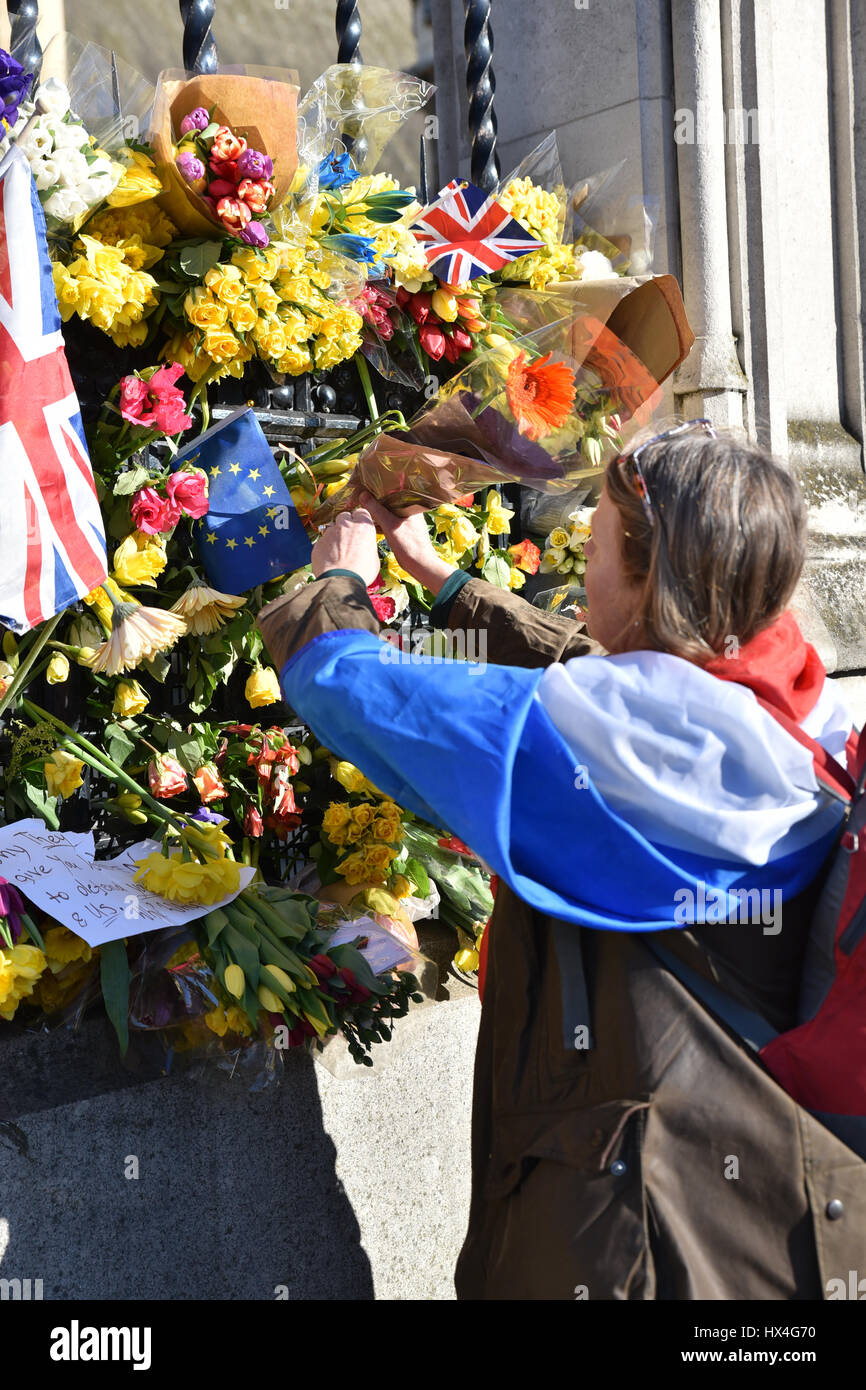 Westminster, London, UK. 25. März 2017 Blumen Westminster Terror-Anschlag außerhalb des Parlaments Stockfoto