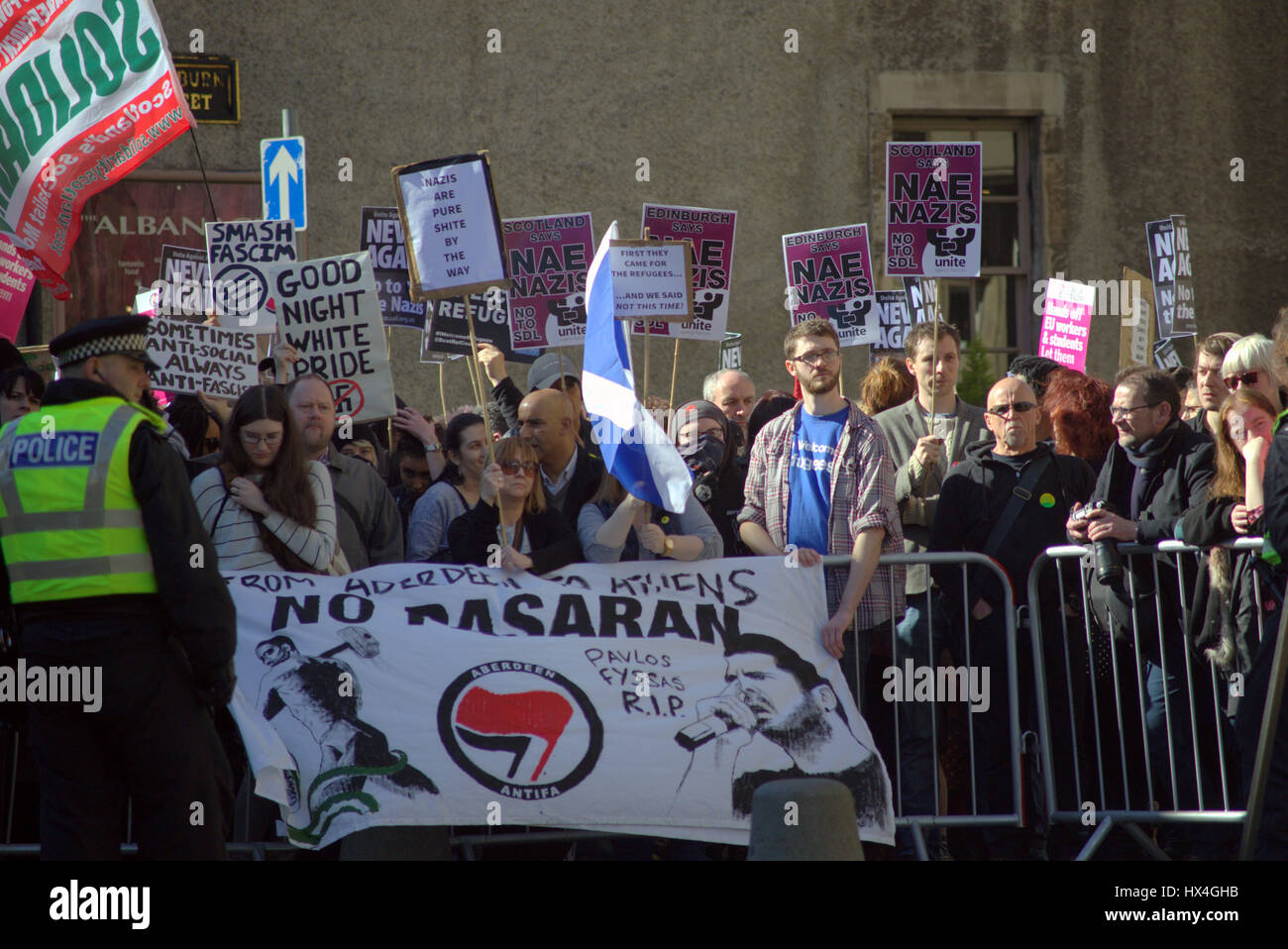 Edinburgh, Schottland, sammeln 25. März Demonstranten in Edinburgh mit Anti-Nazi-Haltung zur Theke Demo White Pride März © Gerard Fähre/Alamy Live News Stockfoto