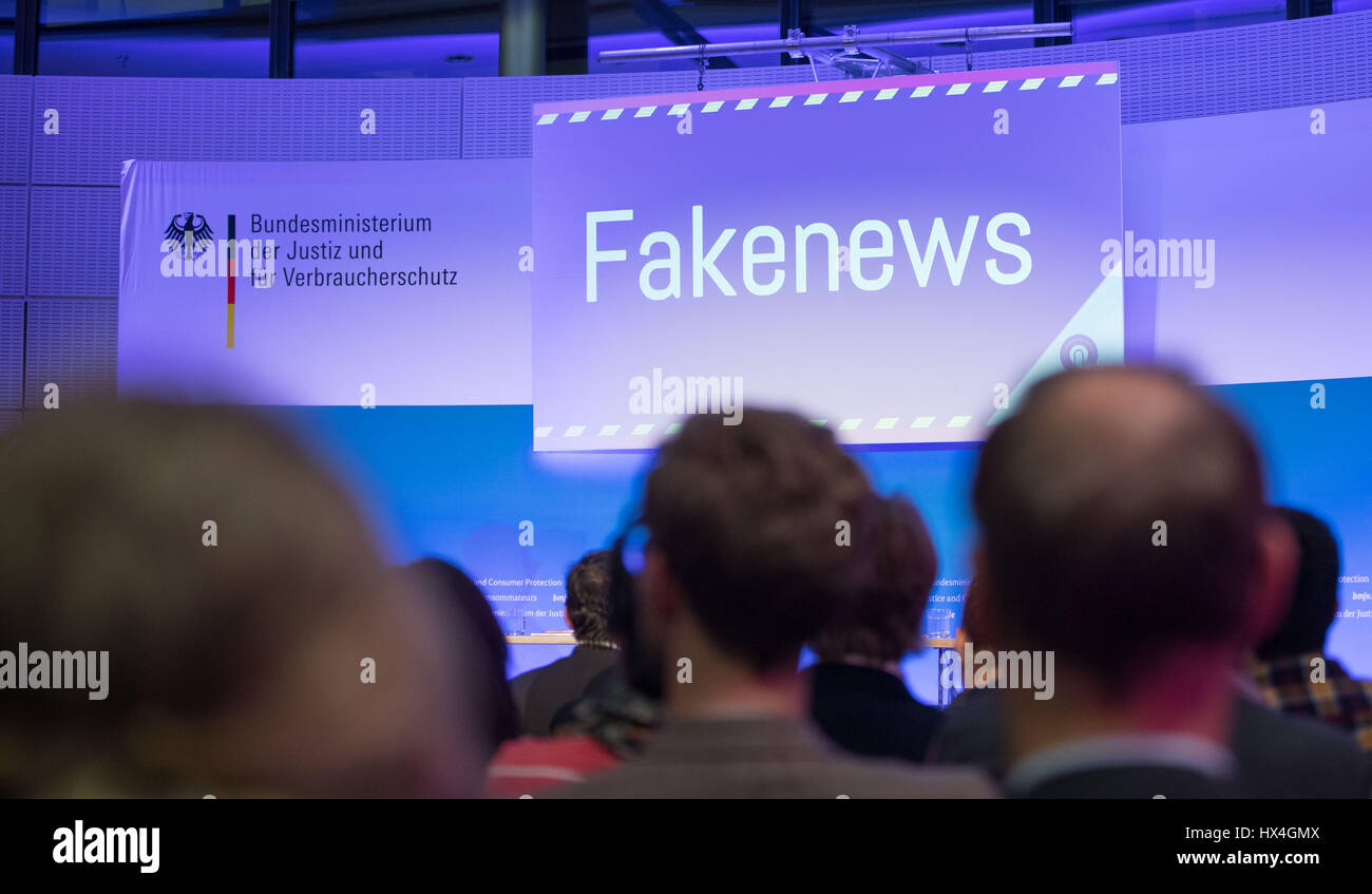 Berlin, Deutschland. 20. März 2017. Der Begriff "gefälschte Nachrichten" kann man während einer Podiumsdiskussion-Veranstaltung zum Thema "zwischen Fakten, Fälschungen und Manipulationen - wie schützen wir Demokratie im Internet?" der Veranstaltungsreihe "360degrees. Die Diskussion und Stellungnahme Forum in BMJV "im Ministerium für Justiz in Berlin, Deutschland, 20. März 2017. Foto: Jörg Carstensen/Dpa/Alamy Live News Stockfoto