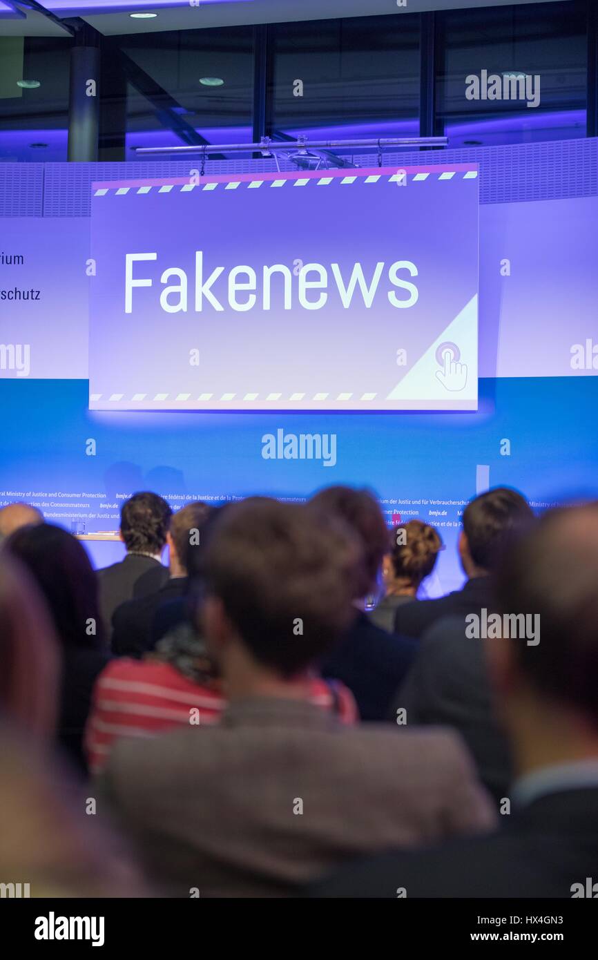 Berlin, Deutschland. 20. März 2017. Der Begriff "gefälschte Nachrichten" kann man während einer Podiumsdiskussion-Veranstaltung zum Thema "zwischen Fakten, Fälschungen und Manipulationen - wie schützen wir Demokratie im Internet?" der Veranstaltungsreihe "360degrees. Die Diskussion und Stellungnahme Forum in BMJV "im Ministerium für Justiz in Berlin, Deutschland, 20. März 2017. Foto: Jörg Carstensen/Dpa/Alamy Live News Stockfoto