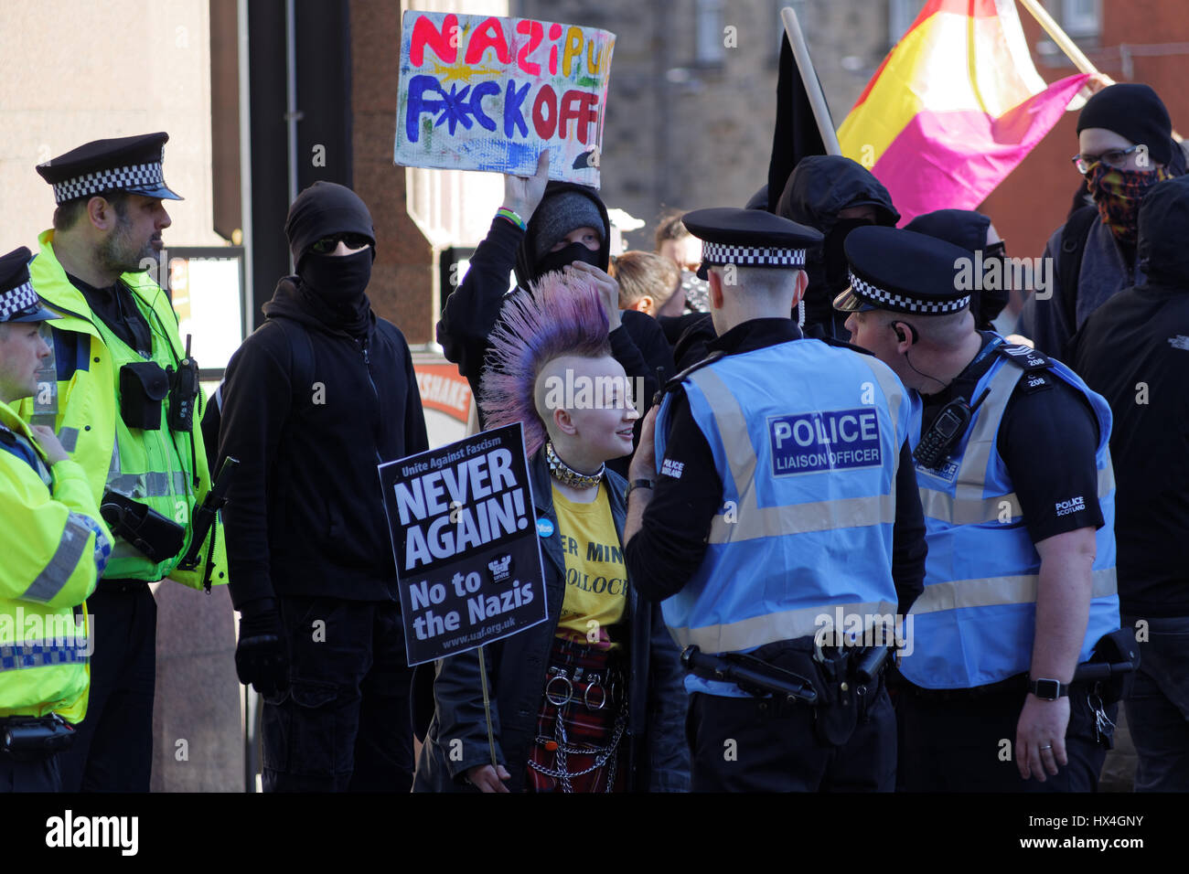 Edinburgh, Schottland, sammeln 25. März Demonstranten in Edinburgh mit Anti-Nazi-Haltung zur Theke Demo White Pride März © Gerard Fähre/Alamy Live News Stockfoto