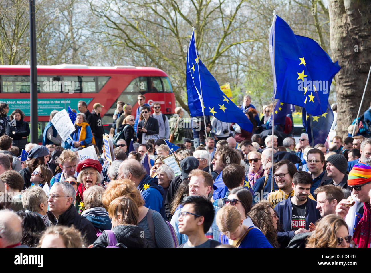 London, UK. 25. März 2017. Für Europa März in London zu vereinen. Tausende marschieren vom Green Park, Parliament Square gegen Brexit Credit: Nathaniel Noir/Alamy Live News Stockfoto