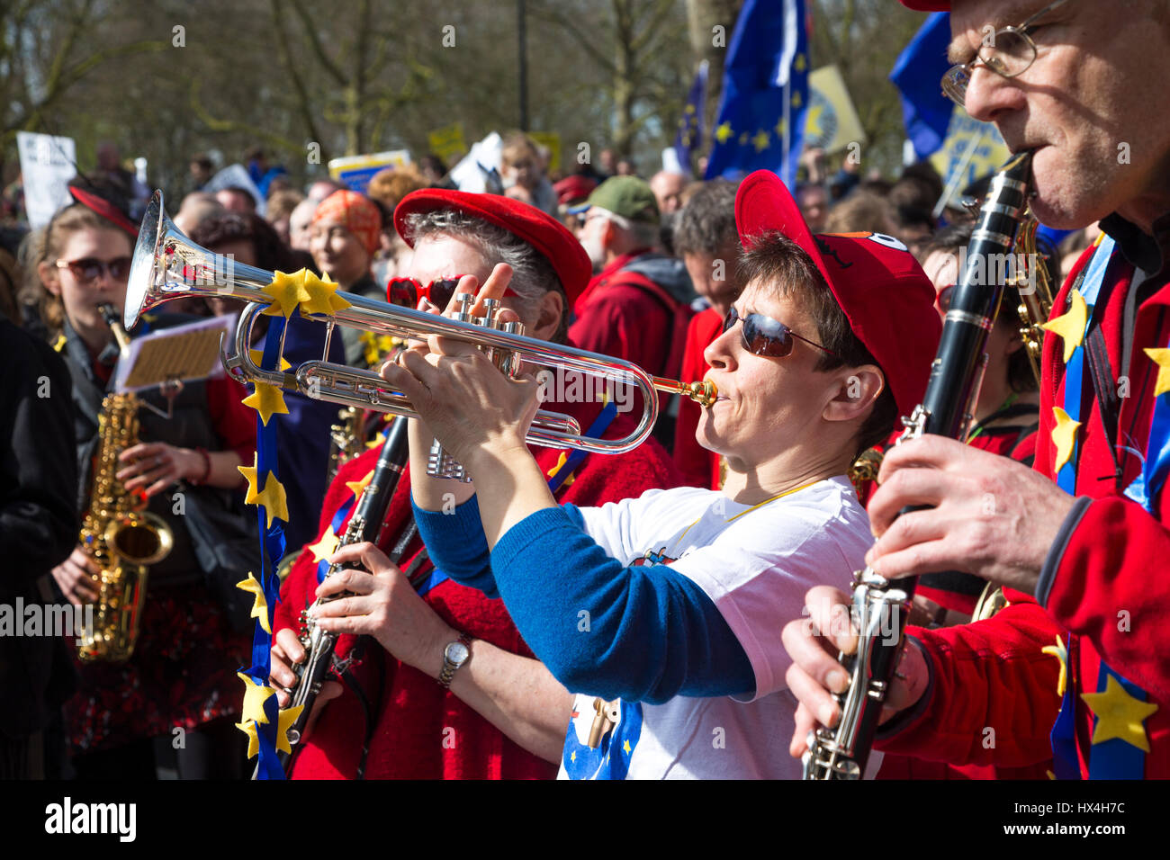 London, UK. 25. März 2017. Für Europa März in London zu vereinen. Tausende marschieren vom Green Park, Parliament Square gegen Brexit Credit: Nathaniel Noir/Alamy Live News Stockfoto