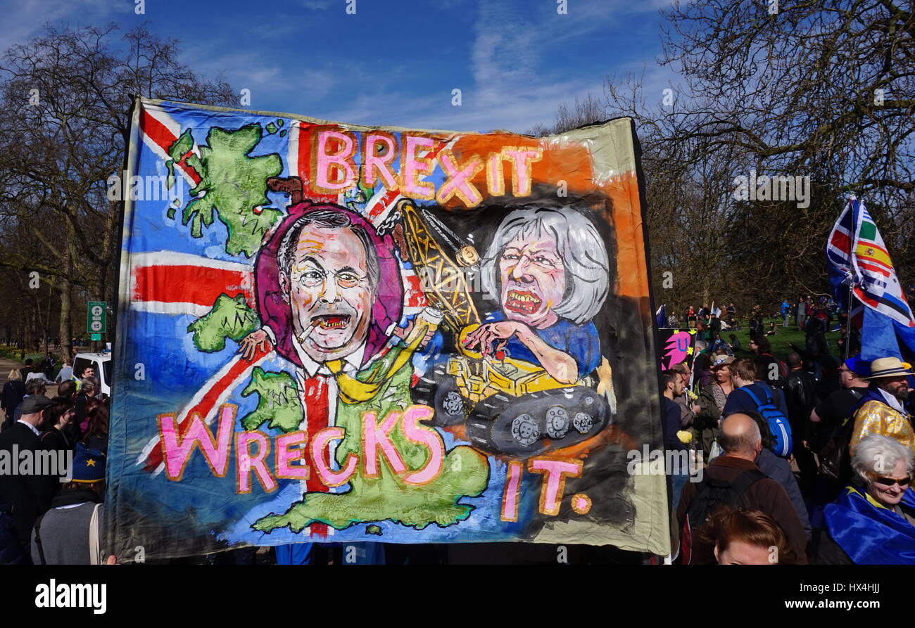 Schöne EU-Flagge schwenkten gegen die Sonne in London für Europa März unite Stockfoto
