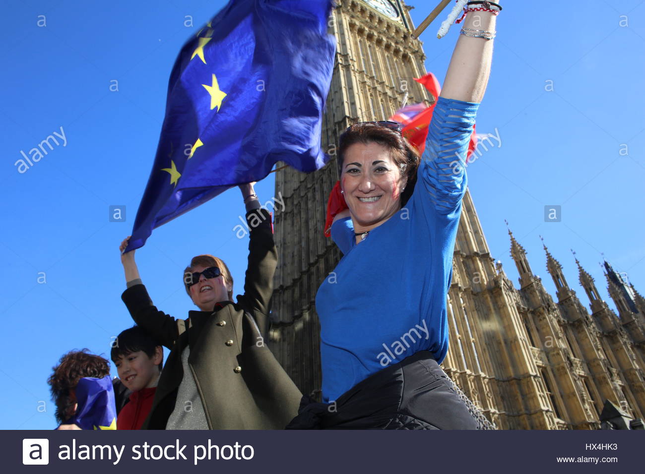 Demonstranten in der Unite für Europa Rallye in London Welle Spanisch und EU-Flaggen, als die Rallye zu Ende geht Stockfoto
