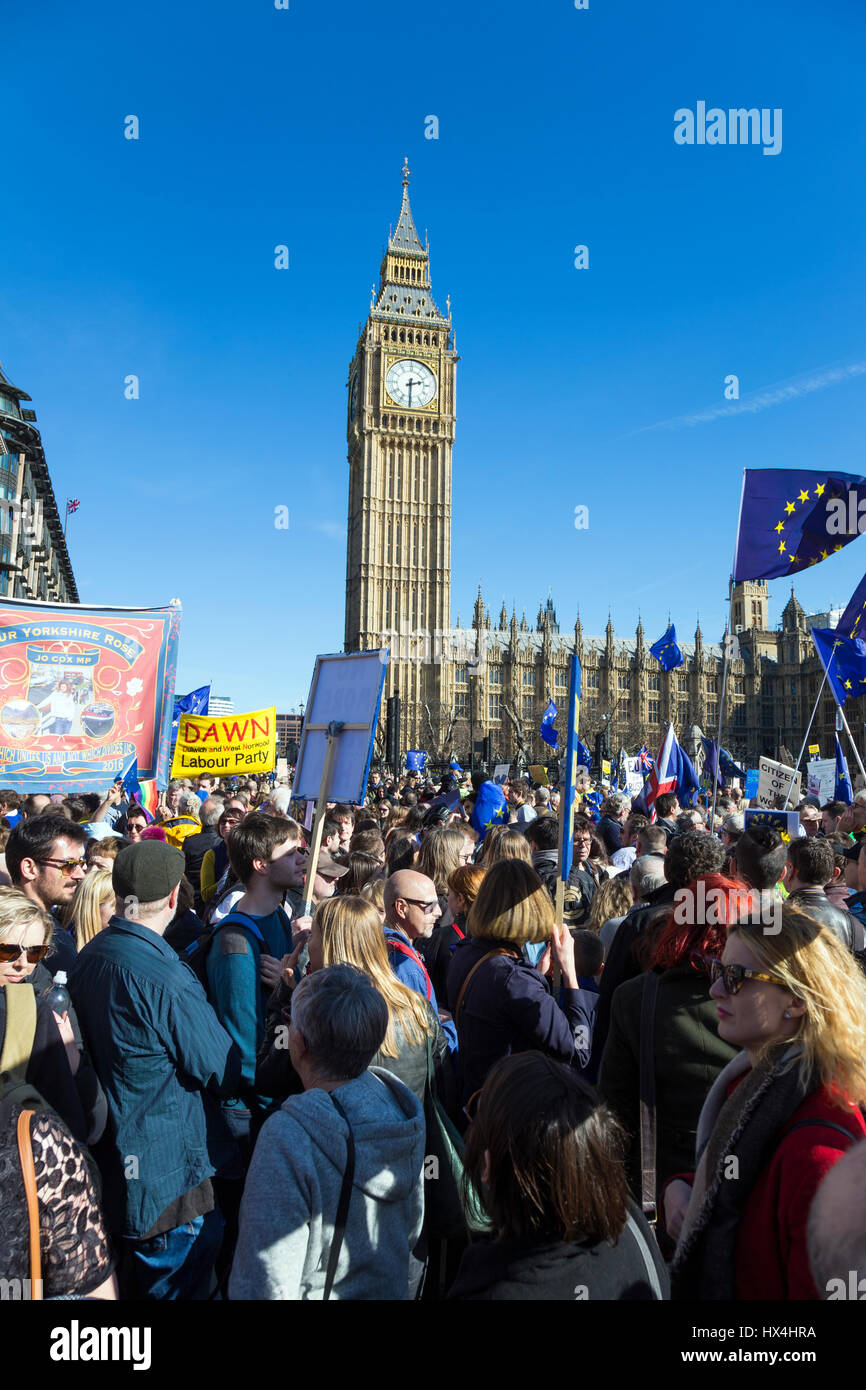 London, UK. 25. März 2017. Für Europa März in London zu vereinen. Tausende marschieren vom Green Park, Parliament Square gegen Brexit Credit: Nathaniel Noir/Alamy Live News Stockfoto