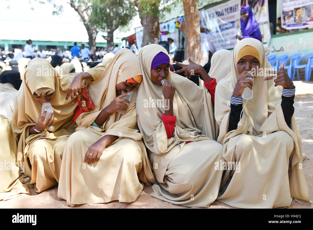 Somalische Mädchen trinken verpackt Trinkwasser an einer Schule in Mogadischu, Hauptstadt von Somalia, am 22. März 2017. Rund 600 Millionen Kinder, oder ein Viertel der Kinder weltweit, wohnen in Gebieten mit äußerst knappen Wasserressourcen bis 2040, entsprechend einem Report veröffentlichte hier von der UN Kinderrechtskonvention Kinderhilfswerk (UNICEF) am 22. März anlässlich des internationalen Tag des Wassers. Es wird festgestellt, dass mehr als 800 Kinder unter dem Alter von fünf sterben jeden Tag an Durchfall nicht ausreichend Wasser, Sanitärversorgung und Hygiene verbunden. Viele Kinder in der Dürre betroffenen Gebieten verbringen Stunden je Stockfoto