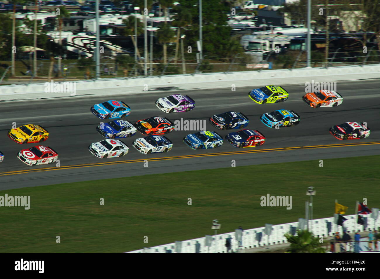 NASCAR-Rennwagen drei Breite am Daytona International Speedway schalten 4 während der 2017 Daytona 500. Stockfoto