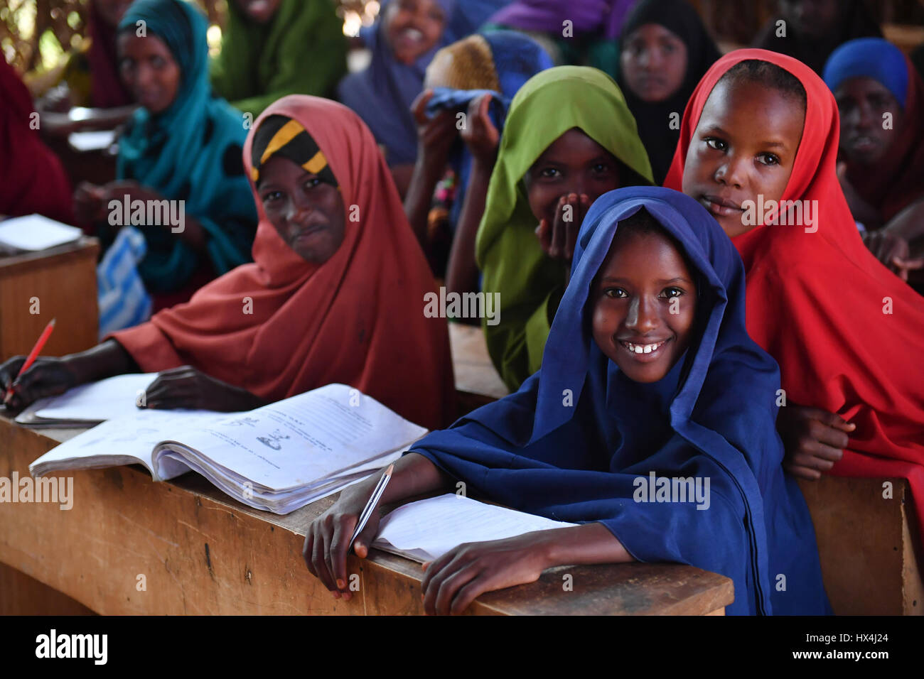 Foto aufgenommen am 21. März 2017 zeigt den Schülern, die nach Hause von der Dürre in der Kabasa Primary School in Doolow, eine Grenzstadt mit Äthiopien, Somalia geflohen. Rund 600 Millionen Kinder, oder ein Viertel der Kinder weltweit, wohnen in Gebieten mit äußerst knappen Wasserressourcen bis 2040, entsprechend einem Report veröffentlichte hier von der UN Kinderrechtskonvention Kinderhilfswerk (UNICEF) am 22. März anlässlich des internationalen Tag des Wassers. Es wird festgestellt, dass mehr als 800 Kinder unter dem Alter von fünf sterben jeden Tag an Durchfall nicht ausreichend Wasser, Sanitärversorgung und Hygiene verbunden. Viele Kinder in Stockfoto