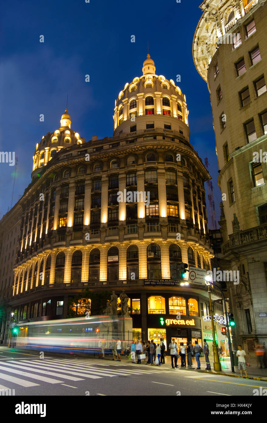 Blick auf das eklektische Bencich Gebäude in der Nacht. Microcentro, Buenos Aires, Argentinien. Stockfoto