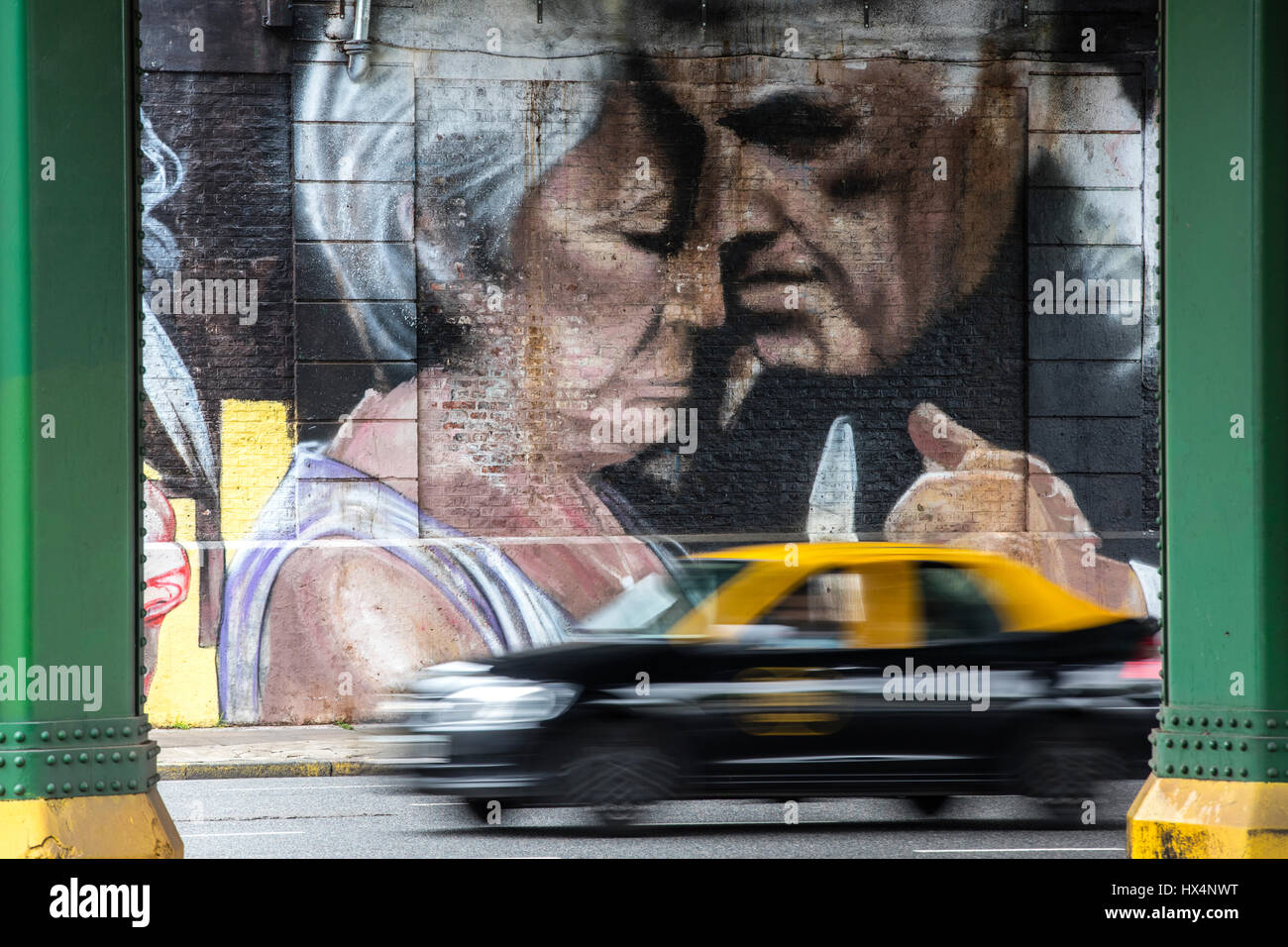 Ein Taxi Porteño im Vordergrund und eine riesige Wandkunst zeigt ein paar Tango-Tänzer im Hintergrund. Palermo, Buenos Aires, Argentinien. Stockfoto