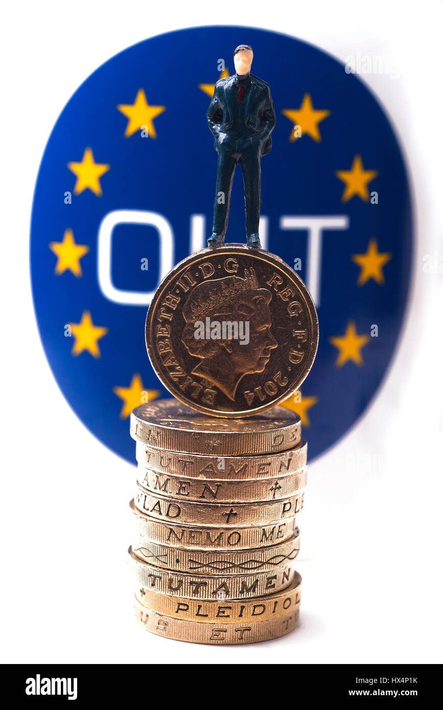 Miniatur Geschäftsmann Figur stehend auf Sterling Münzen mit EU-Referendum, Abzeichen im Hintergrund Stockfoto