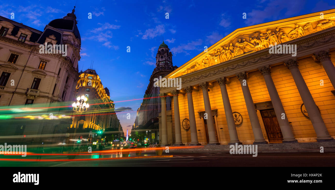 Eines der Ecke der Plaza de Mayo mit der Kathedrale im Vordergrund und in der Obelisk im Hintergrund. Buenos Aires, Argentinien. Stockfoto