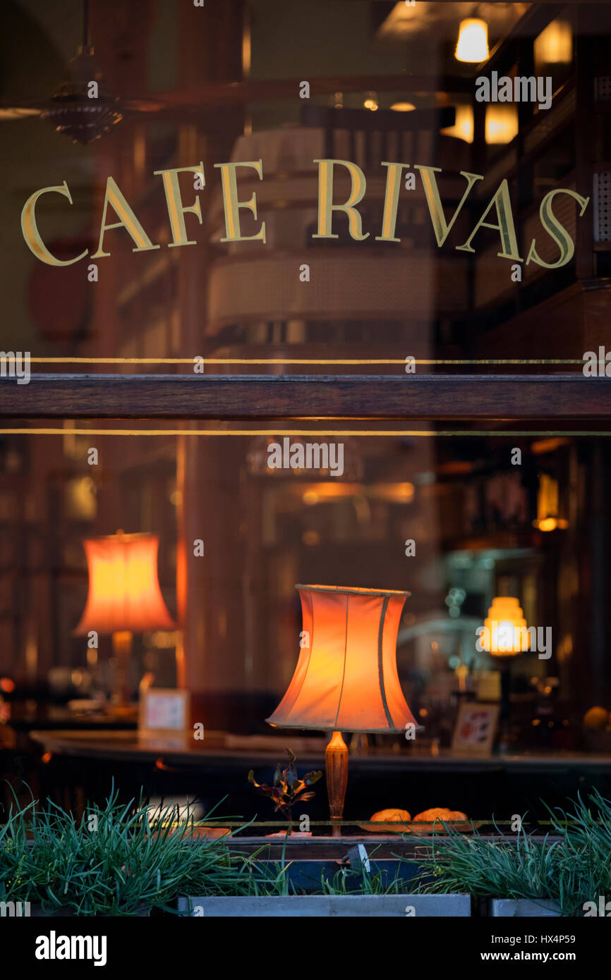 Das Fenster der berühmten Cafe Rivas im Stadtteil San Telmo. Buenos Aires, Argentinien. Stockfoto