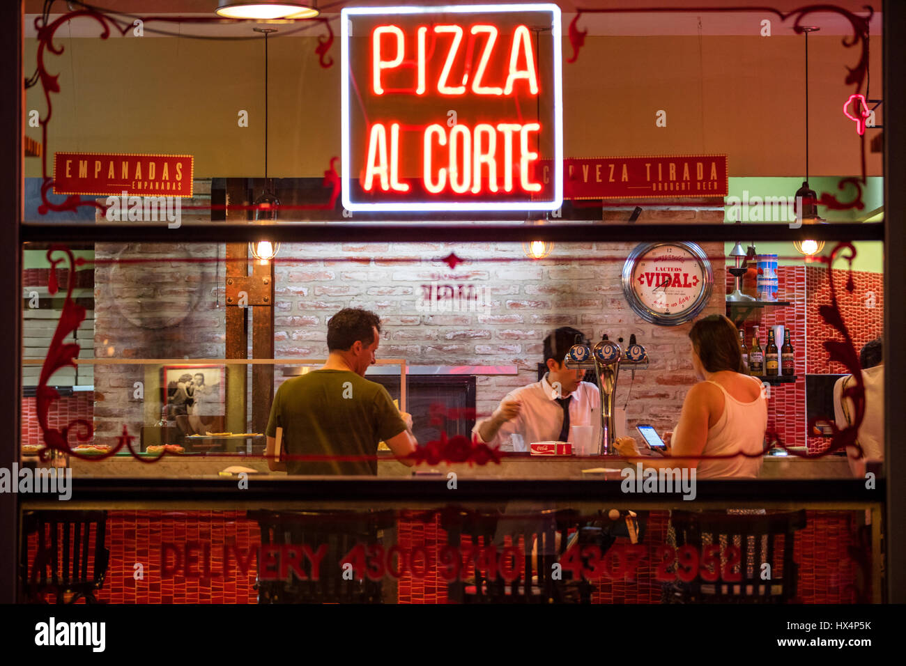 Fenster einer Pizzeria im Stadtteil San Telmo. Buenos Aires, Argentinien. Stockfoto