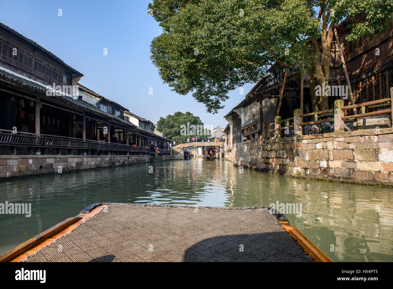 Reisen Sie in Wuzhen per Boot mit ersten Person Winkel. Wuzhen ist eine berühmte alte Wasserstadt in Zhejiang Provinz, China. Stockfoto