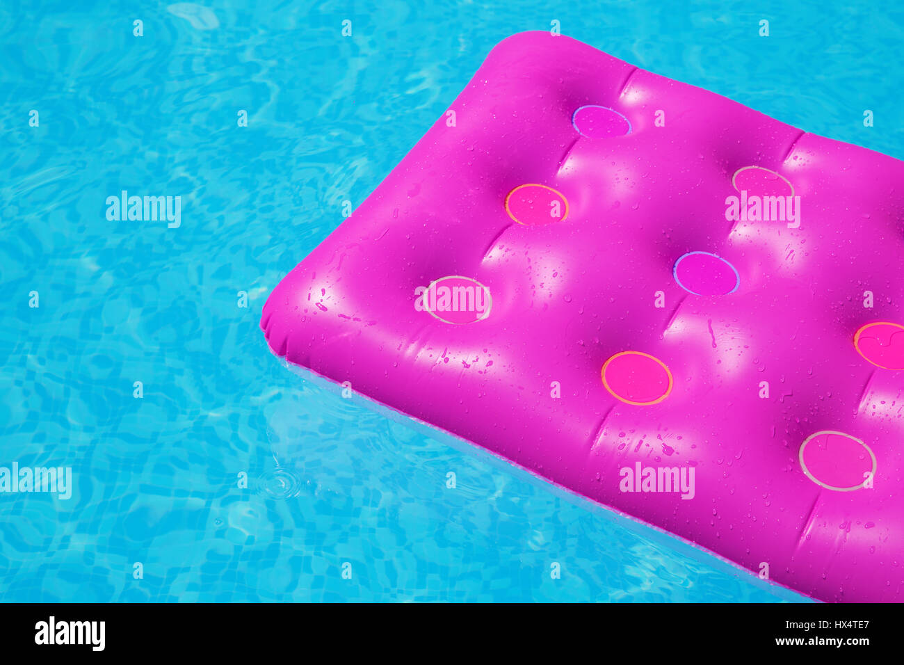 Rosa Luftmatratze auf ein Schwimmbad - Ferienkonzept tropischen Hintergrund Stockfoto