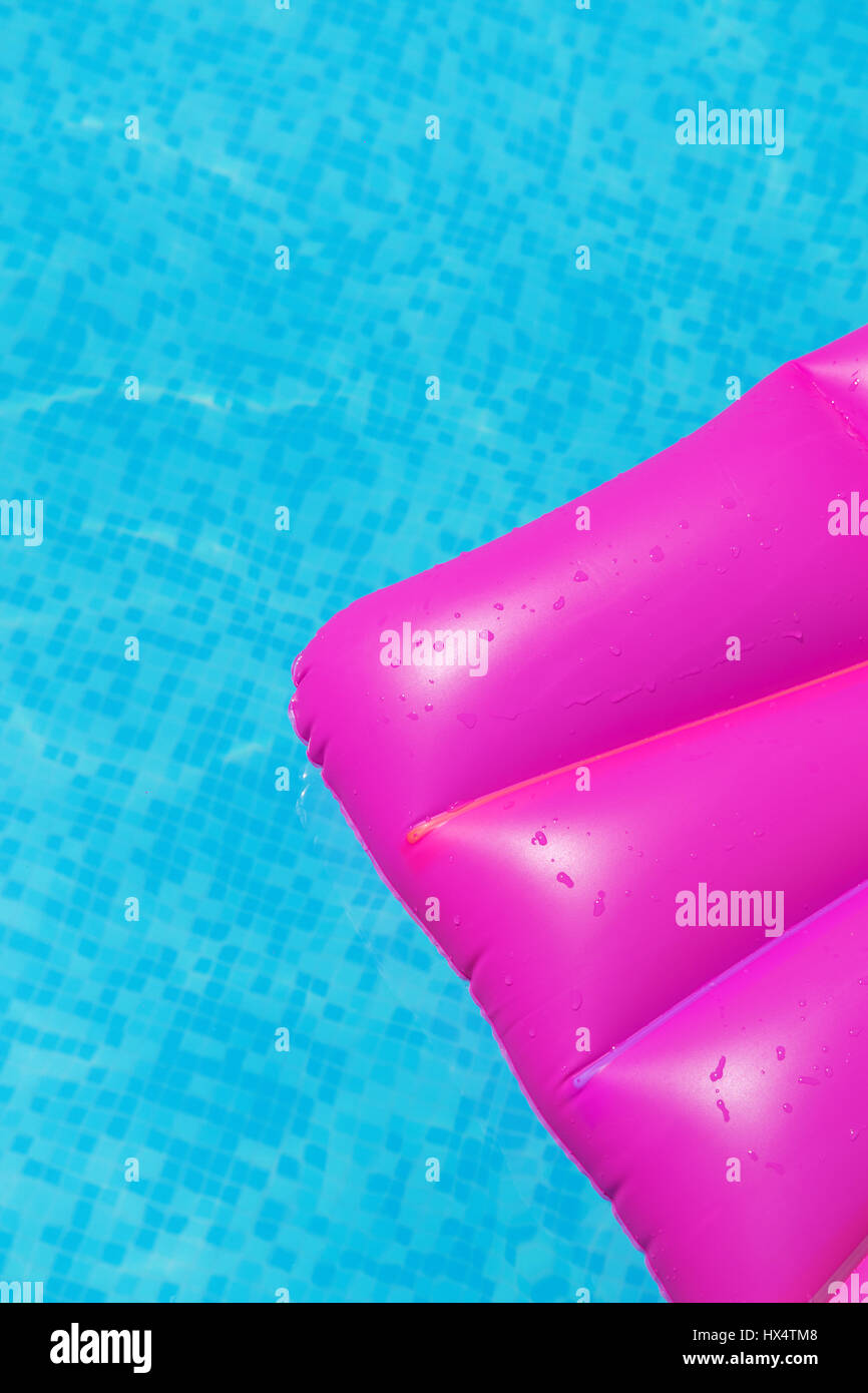 Rosa Luftmatratze auf ein Schwimmbad - Ferienkonzept tropischen Hintergrund Stockfoto