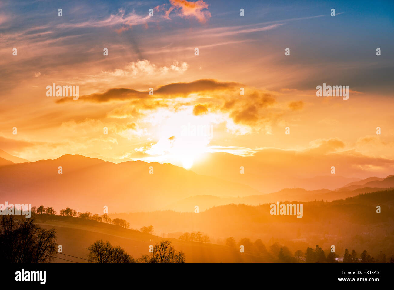 Die Szene aus niedrigeren Knock Hill Blick auf die Bergkette von Ben Chonzie, und darüber hinaus bei Sonnenuntergang. Stockfoto