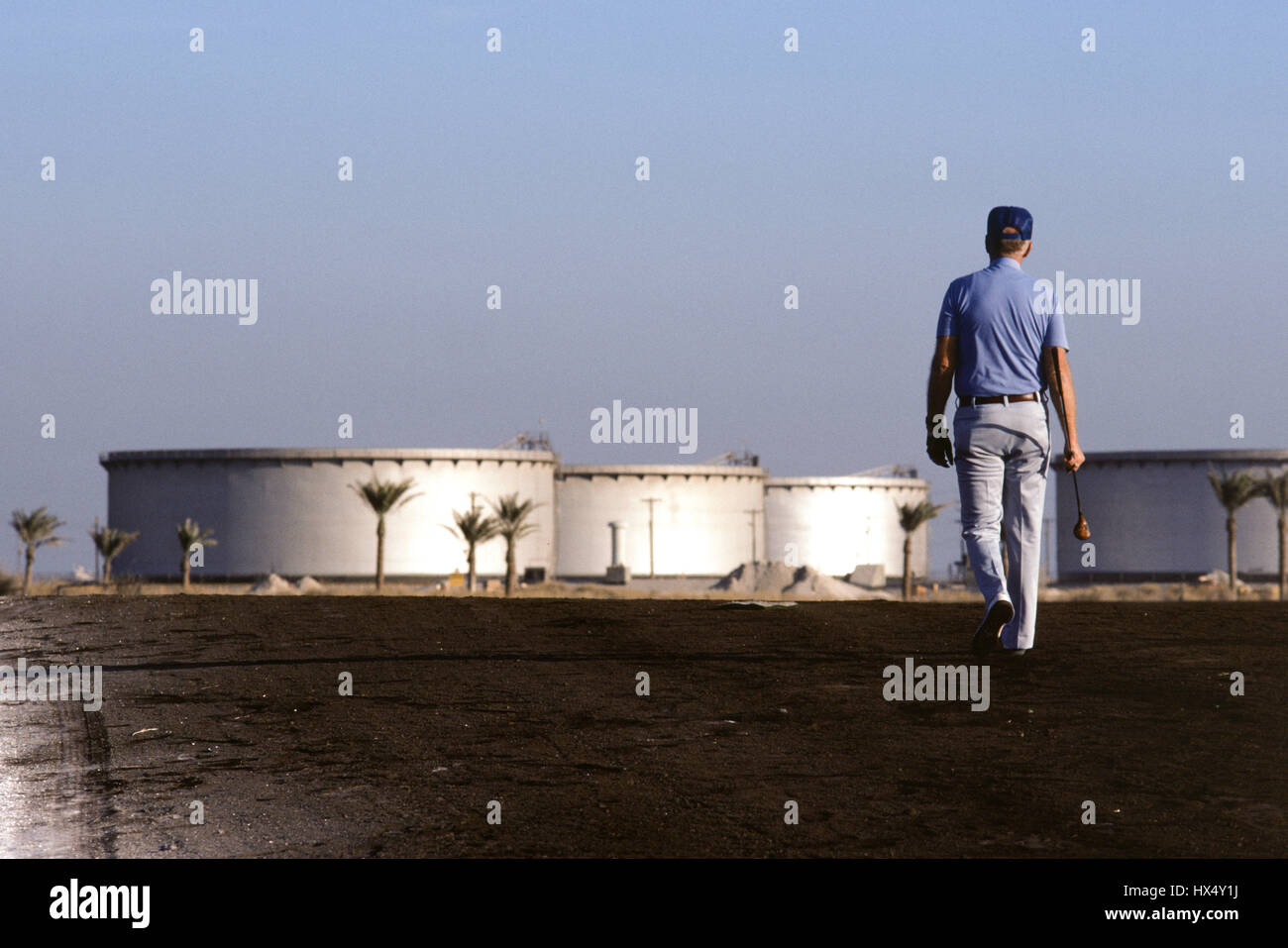 Expats, die Golfen von Öltanks in das Tanklager in die größte Ölraffinerie der Welt befindet sich in Ras Tanura, an der Ostküste von Saudi Arabien. Stockfoto