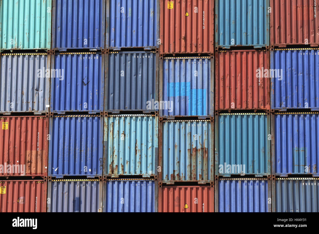 intermodalen Container gestapelt im Hafen Stockfoto