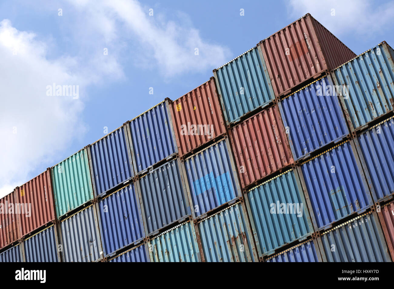 intermodalen Container gestapelt im Hafen Stockfoto