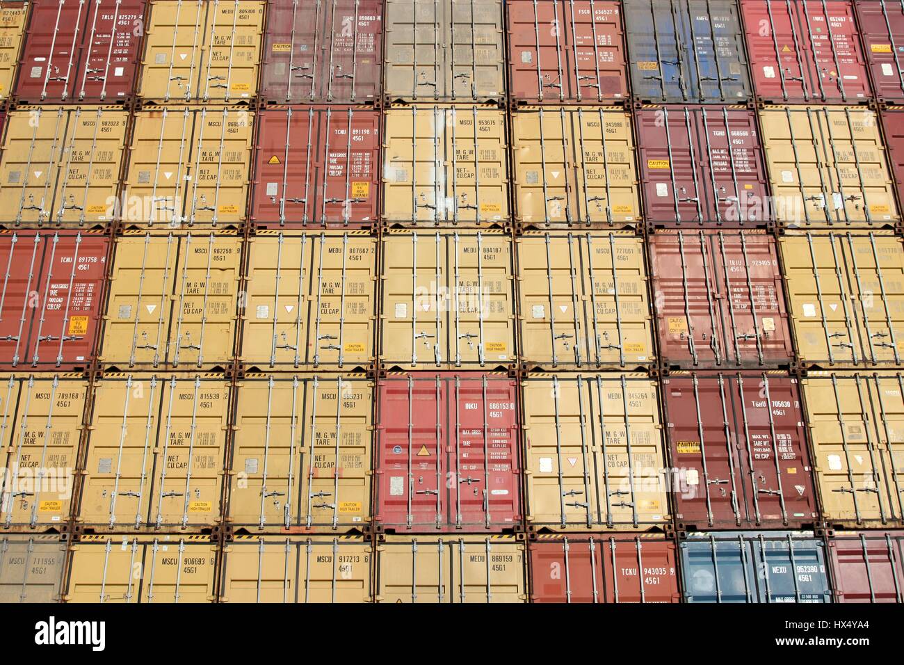 intermodalen Container gestapelt im Hafen Stockfoto