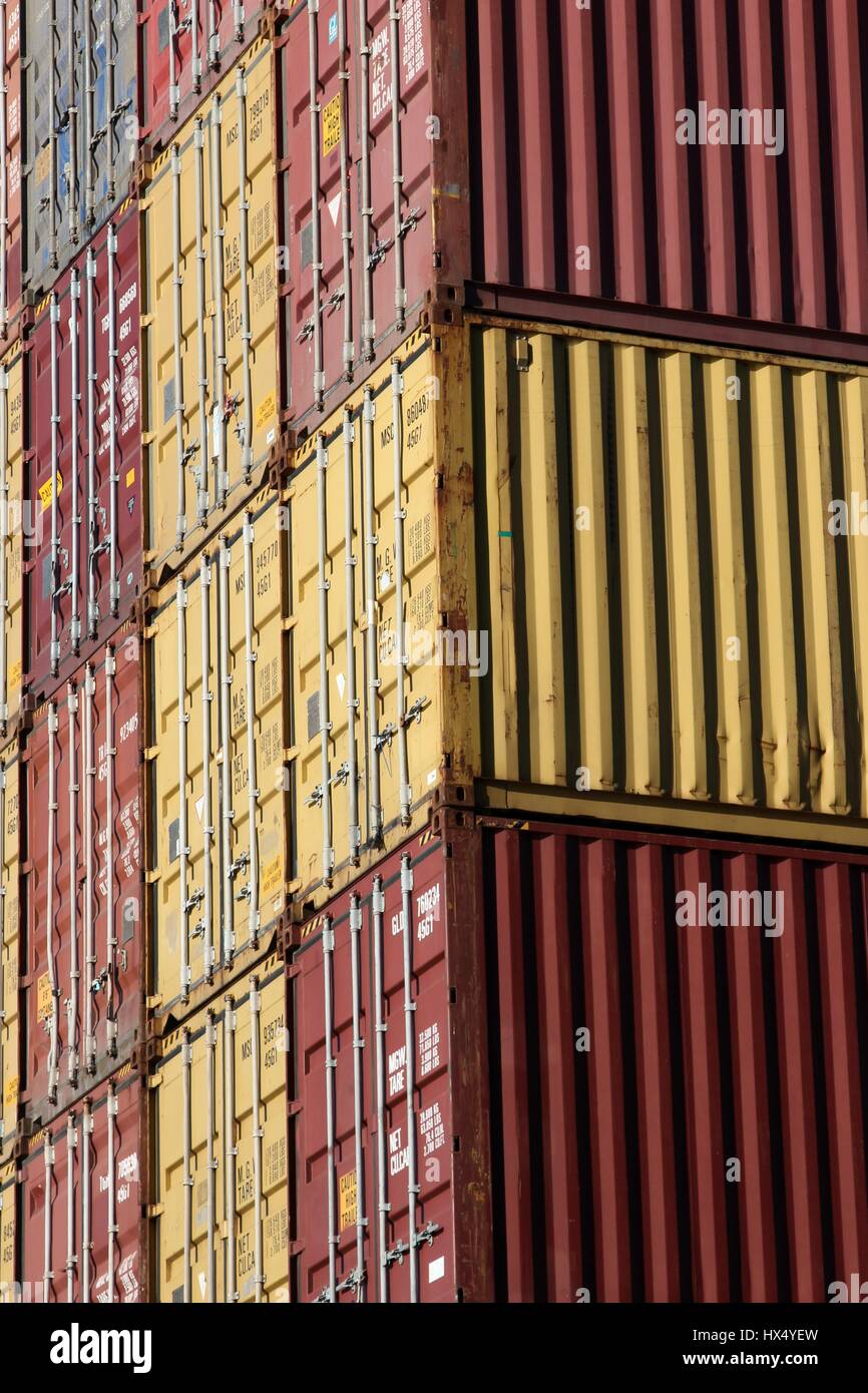 intermodalen Container gestapelt im Hafen Stockfoto