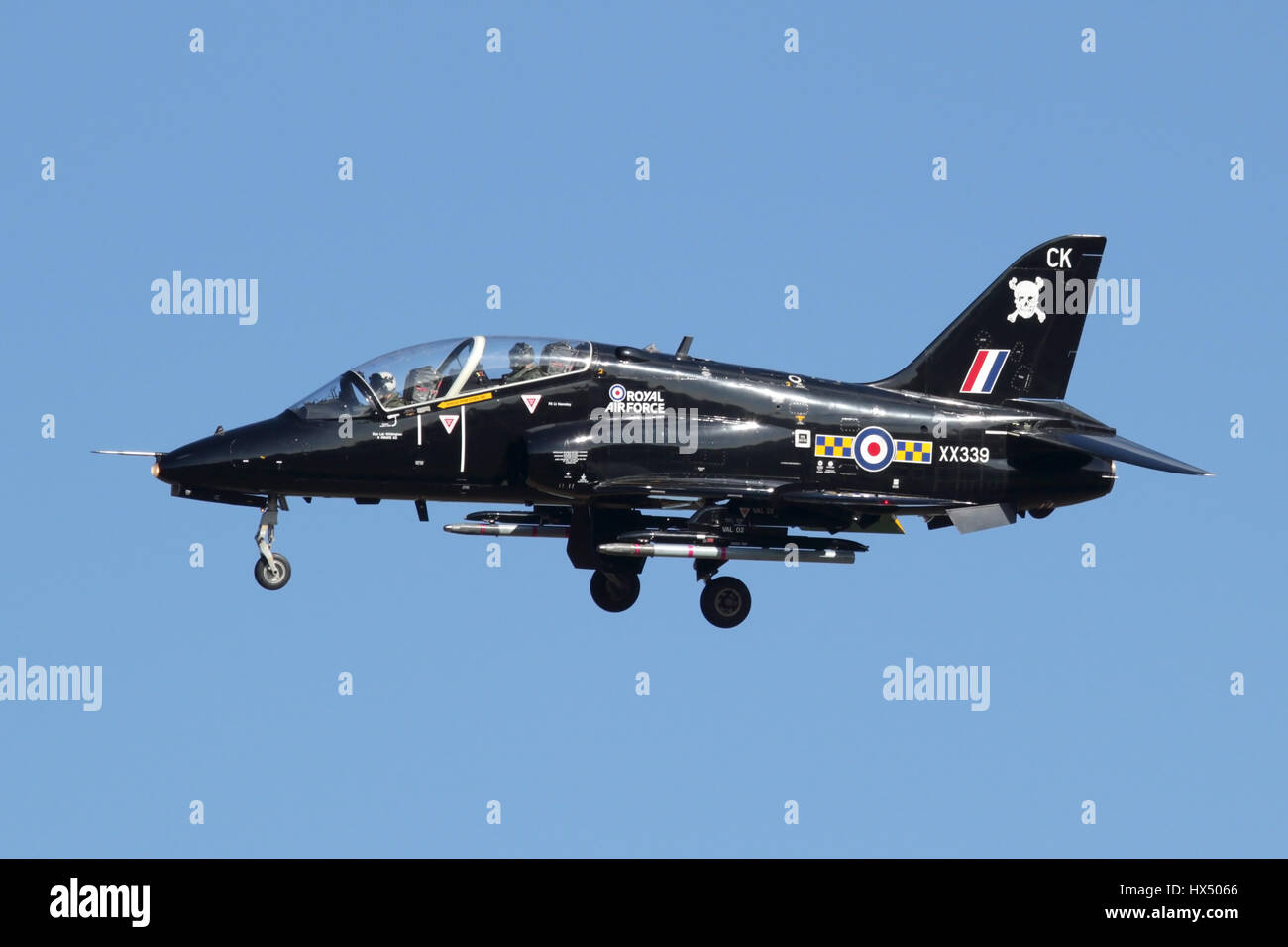 100 Squadron Hawk in die letzte Annäherung an RAF Marham. Beachten Sie, dass die Einheiten Totenkopf Insignia. Stockfoto