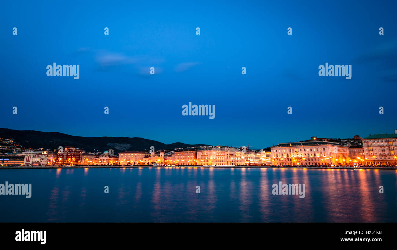 Die Lichter der Stadt Triest, Nachdenken über das Meer Stockfoto