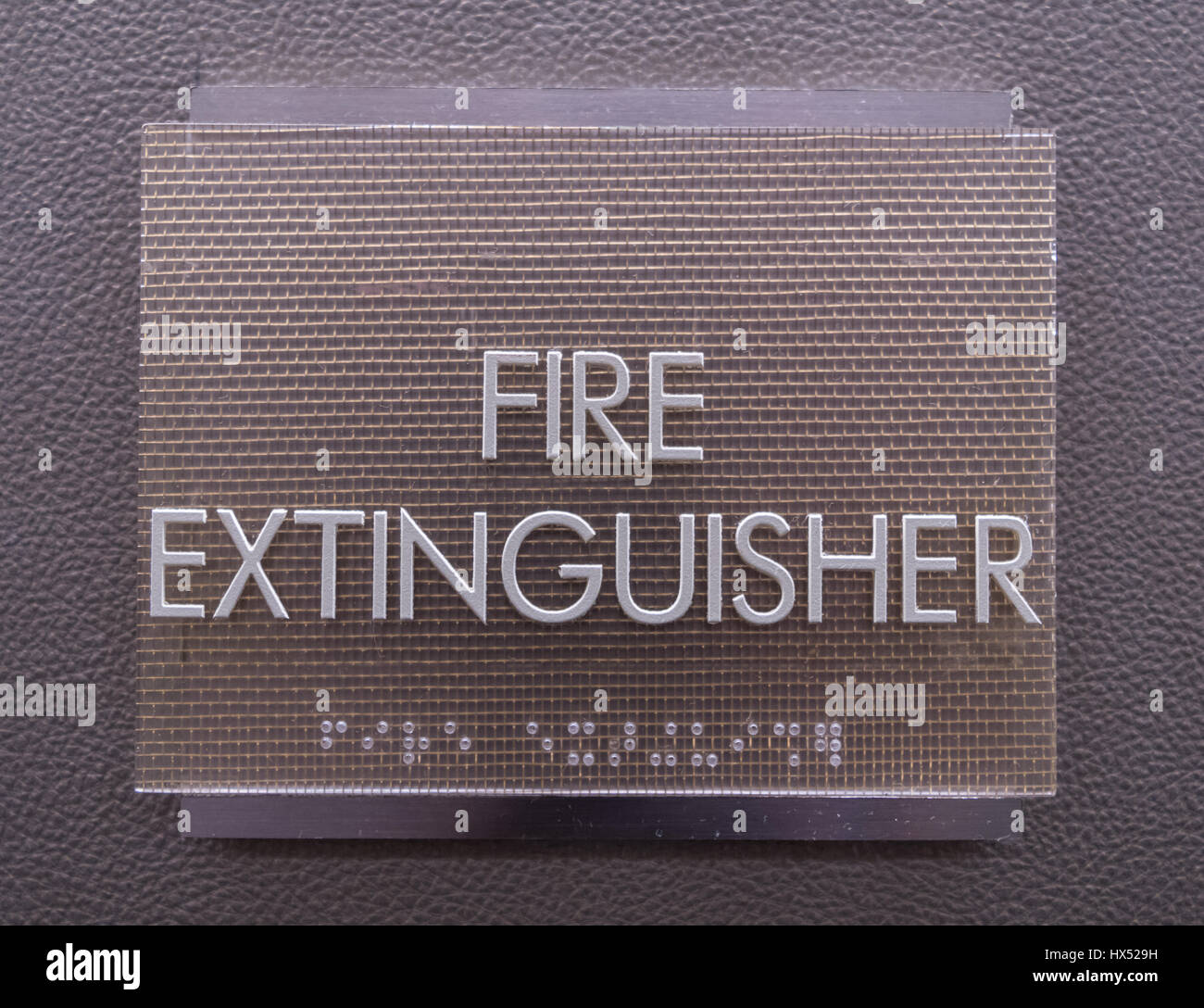 Moderne Feuerlöscher Schild an Kunstleder Wand Stockfoto