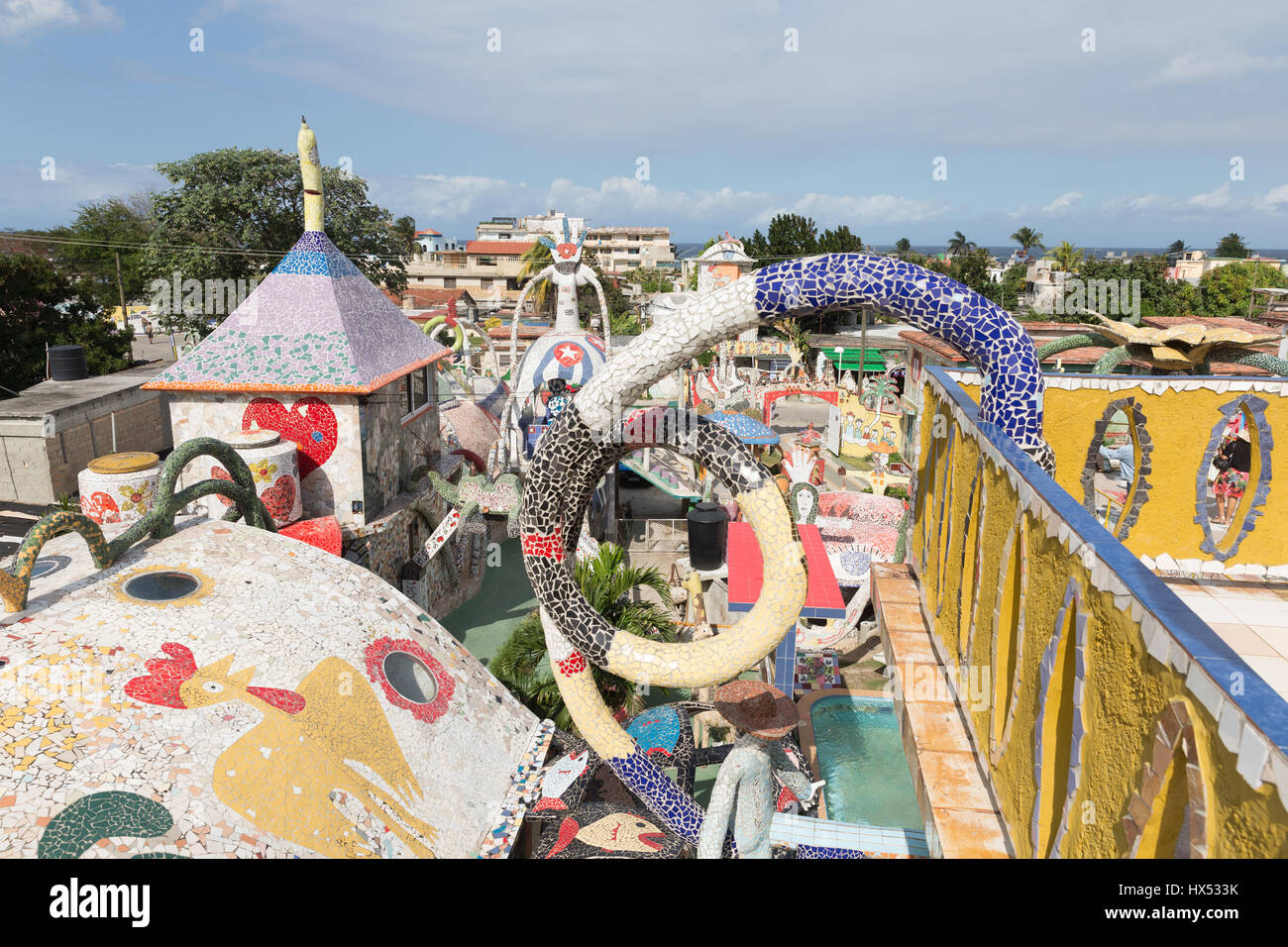 Fusterlandia Museum in Havanna, Kuba. Früher und verarmtes Viertel, das von dem Künstler Jose Fuster zu diesem fantastischen Freilichtmuseum umgestaltet wurde. Stockfoto