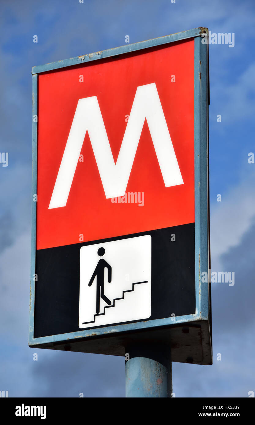 Zeichen für den öffentlichen Nahverkehr von Rom Undergrund Stockfoto