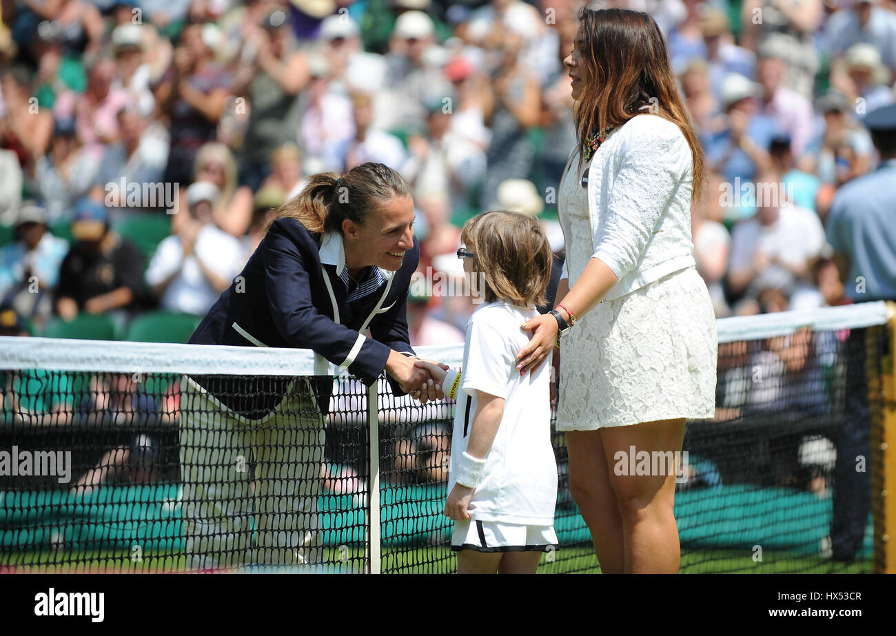 FÜHREN SIE ASDERAKI ROBUS-MILLER BARTOLI MÜNZWURF DURCHFÜHREN COIN TOSS ZEREMONIE DER ALL ENGLAND TENNIS CLUB WIMBLEDON LONDON ENGLA Stockfoto