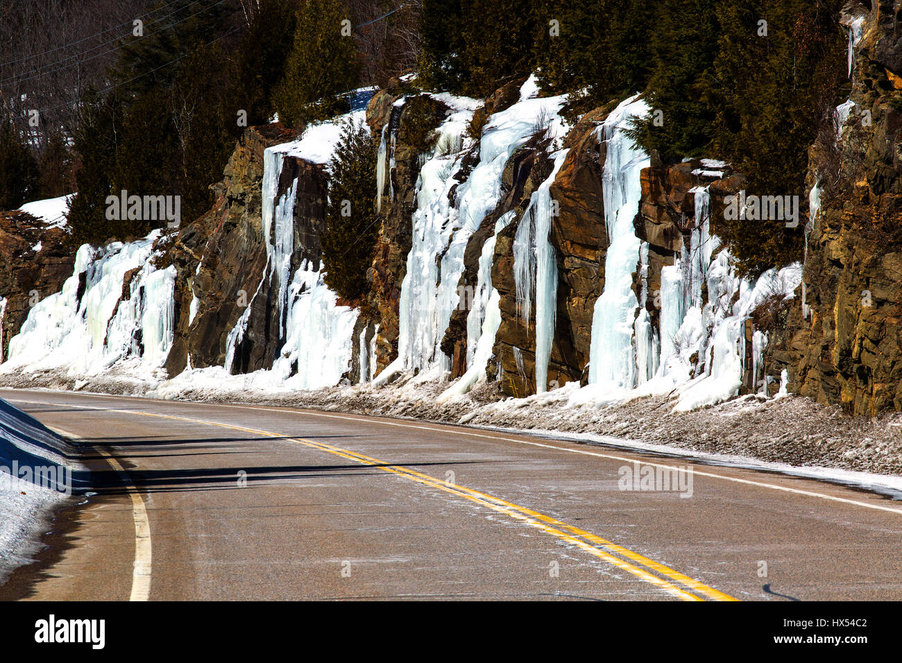 Kurve Highway 60 Algonquin Park Ontario Kanada. Natürliche Stein Felswand mit Eis aus Abfluss. Stockfoto