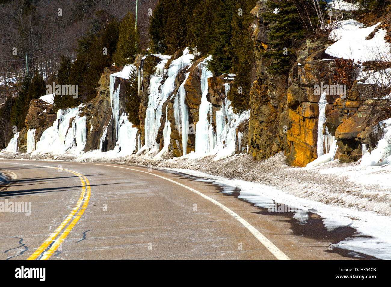 Kurve Highway 60 Algonquin Park Ontario Kanada. Natürliche Stein Felswand mit Eis aus Abfluss. Stockfoto