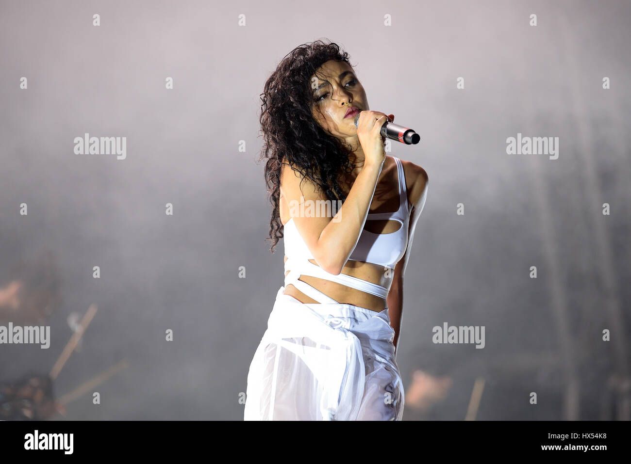 BARCELONA - 20 JUN: FKA Zweige (Band) in Konzert am Sonar Festival am 20. Juni 2015 in Barcelona, Spanien. Stockfoto