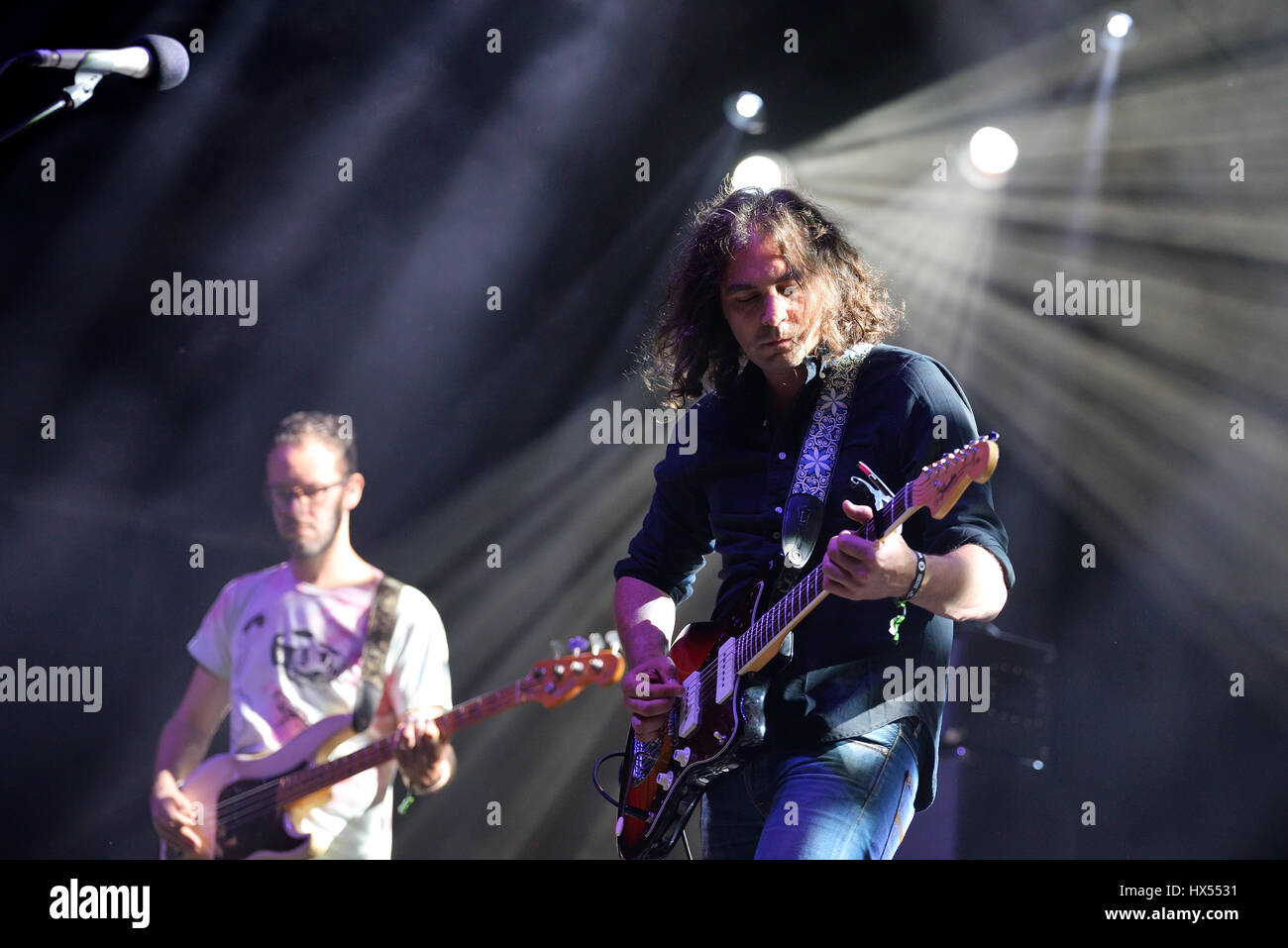 BARCELONA - JUL 3: The War on Drugs (Band) in Konzert im Vida-Festival am 3. Juli 2015 in Barcelona, Spanien. Stockfoto