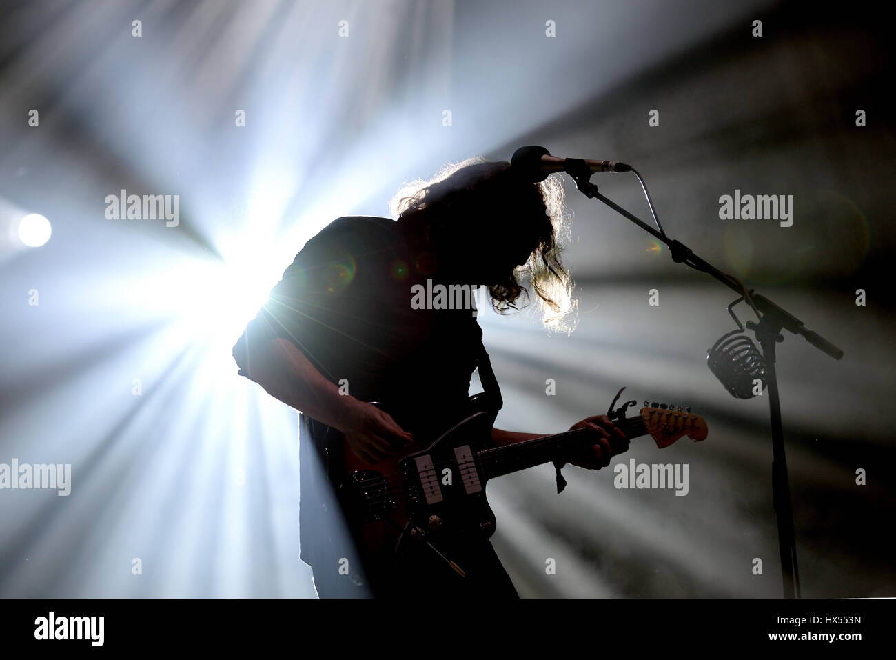 BARCELONA - JUL 3: The War on Drugs (Band) in Konzert im Vida-Festival am 3. Juli 2015 in Barcelona, Spanien. Stockfoto