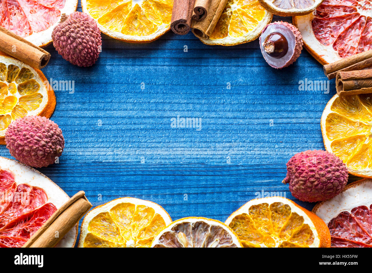 Lychee Früchte mit Zitrus-Scheiben und Sterne Gewürze auf hölzernen Hintergrund Stockfoto