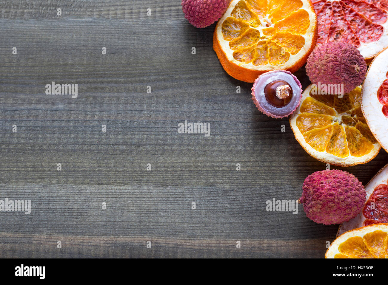Lychee Früchte mit Zitrus-Scheiben und Sterne Gewürze auf hölzernen Hintergrund Stockfoto