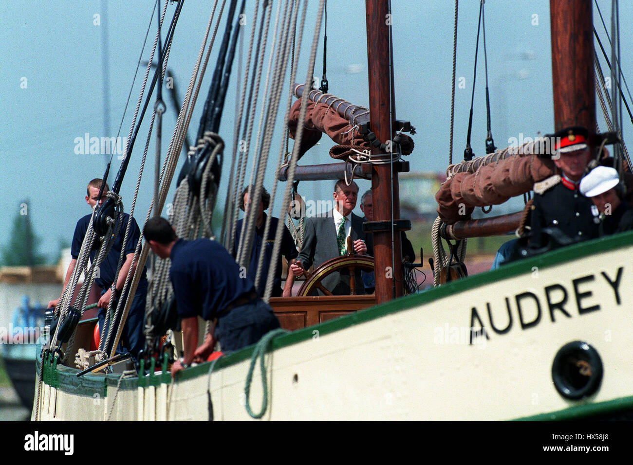 Prinz PHILIP AT das Ruder von AUDREY 13. Juli 1998 Stockfoto