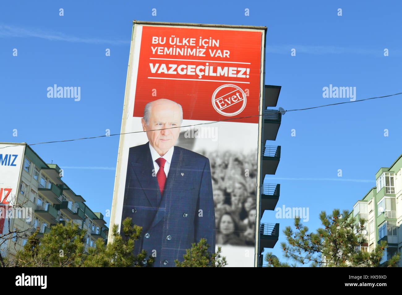 Ankara, Türkei. 24. März 2017. Ein Riesen Poster an der Wand eines Wohnhauses mit dem Bild der Führer Devlet Bahceli Lesung "Wir haben einen Eid zu diesem Land, unersetzlich. Ja zum Referendum über die Verfassung vom 16. April die Oppositionspartei Partei nationalistischen Bewegung (MHP) in Ankara. Bildnachweis: Altan Gocher/Pacific Press/Alamy Live-Nachrichten Stockfoto