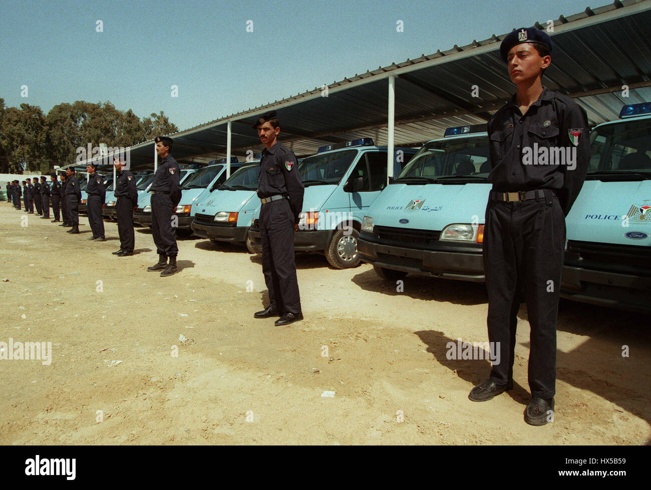 GAZA ZIVILPOLIZISTEN MIT BRIT. GESPENDETE POLIZEIFAHRZEUGE 29. März 1995 Stockfoto